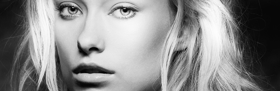 Who can turn the world on with her smile? Who can take a nothing day, and suddenly make it all seem worthwhile? Well it's you girl, and you should know it. With each glance and every little movement you show it. Love is all around, no need to waste it. You can have a town, why don't you take it. You're gonna make it after all. You're gonna make it after all.